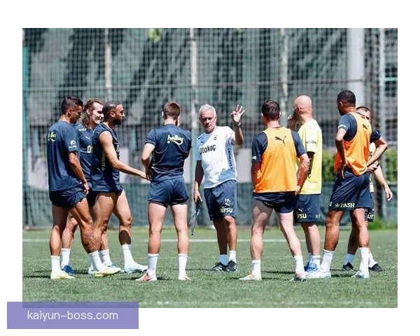 塔利亚菲科在欧冠赛场上的表现亮眼，展现成长与启示。